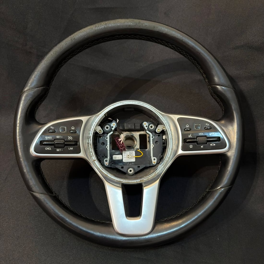 Volant Mercedes avant réfection — cuir d'origine usé, lustré et décoloré