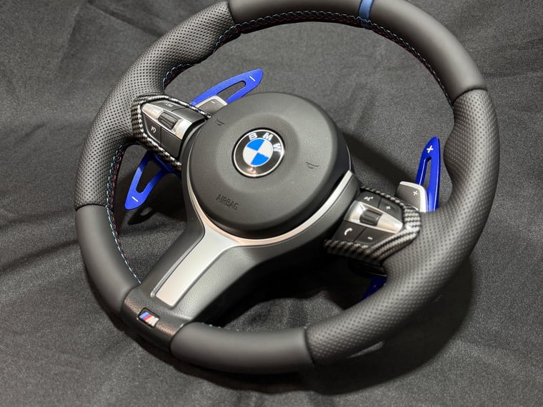 Volant BMW M restauré en cuir lisse et perforé avec coutures M