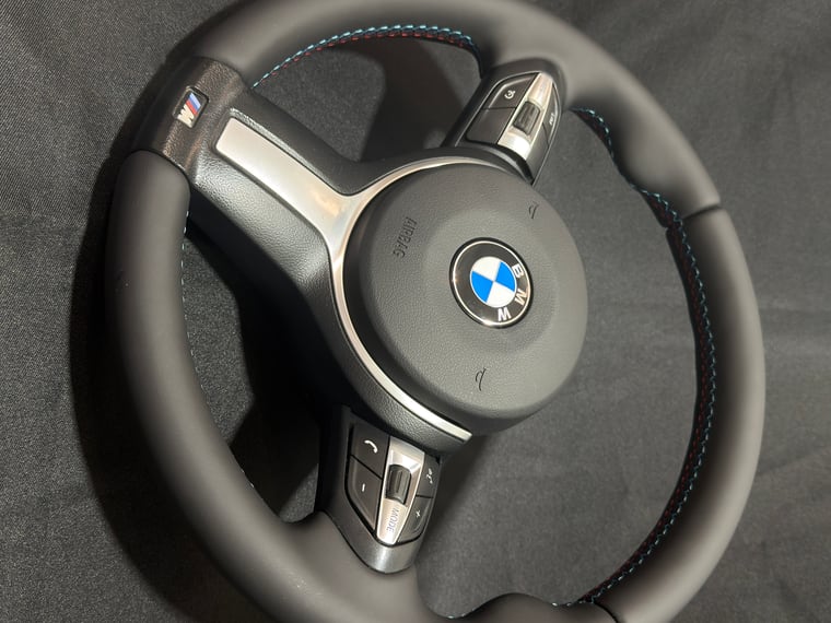Volant BMW M restauré en cuir lisse et perforé