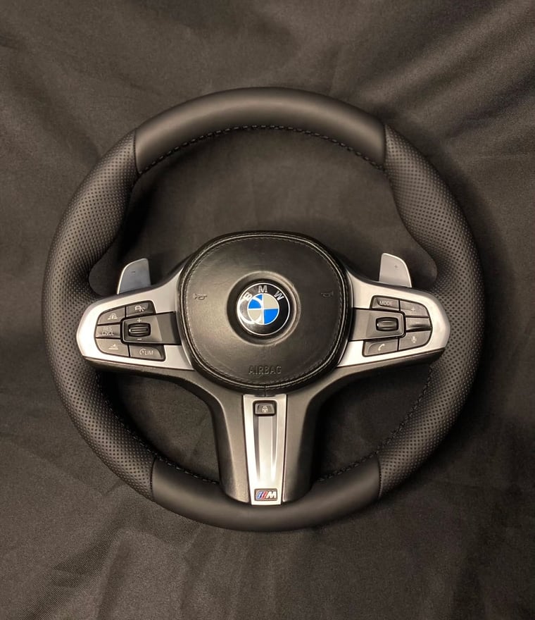 Volant BMW M restauré en cuir perforé