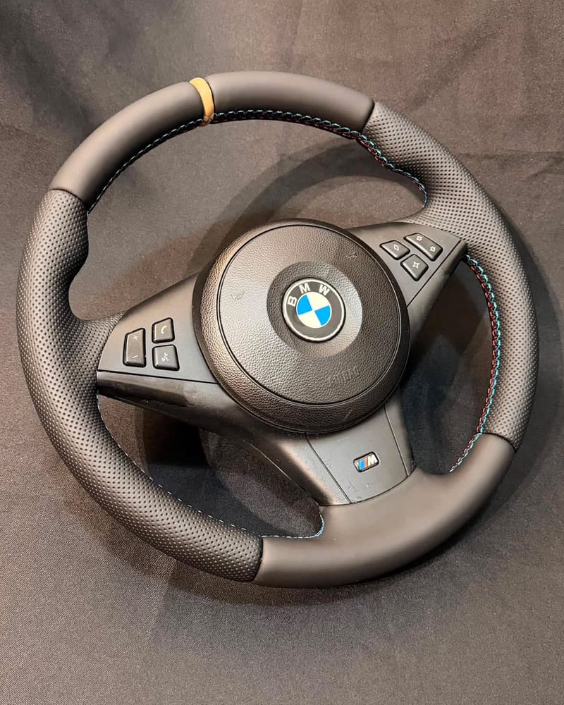 Volant BMW Série 5 restauré avec coutures M tricolores et marquage 12h
