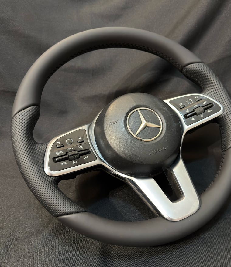 Volant Mercedes restauré en cuir lisse et perforé