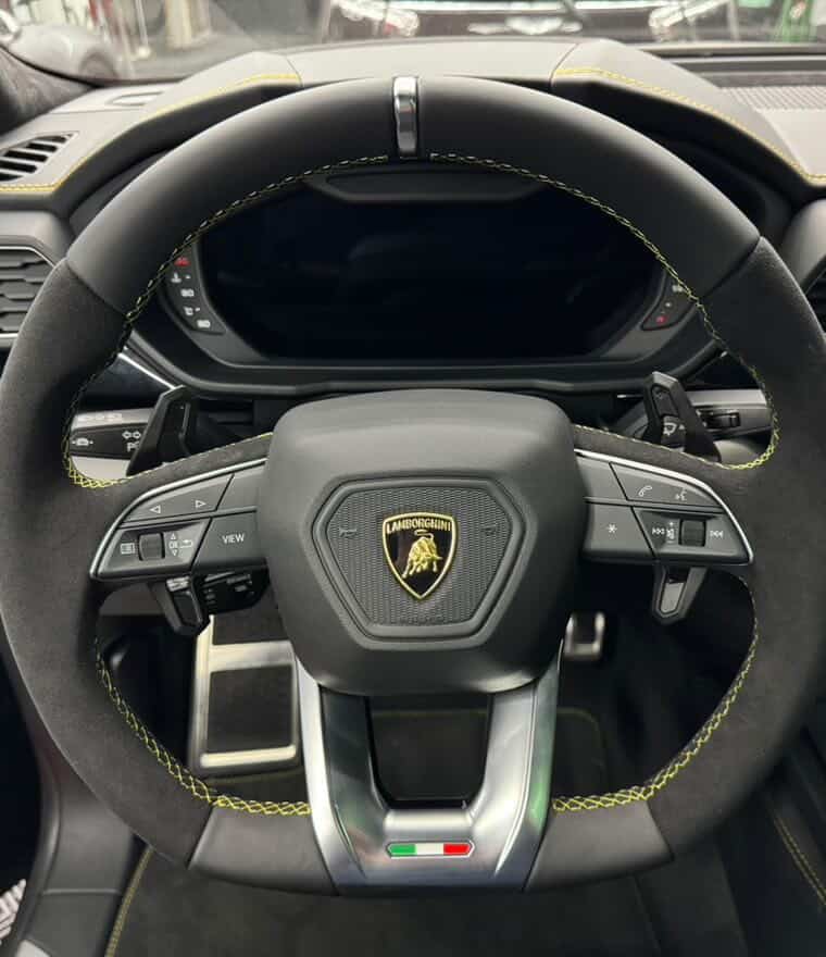 Volant Lamborghini Urus habillé en Alcantara avec coutures jaunes