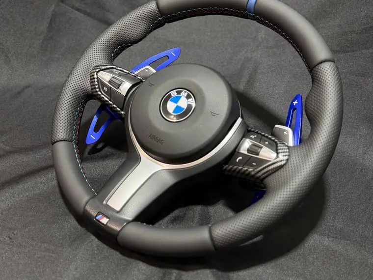 Volant BMW M restauré en cuir lisse et perforé avec coutures M