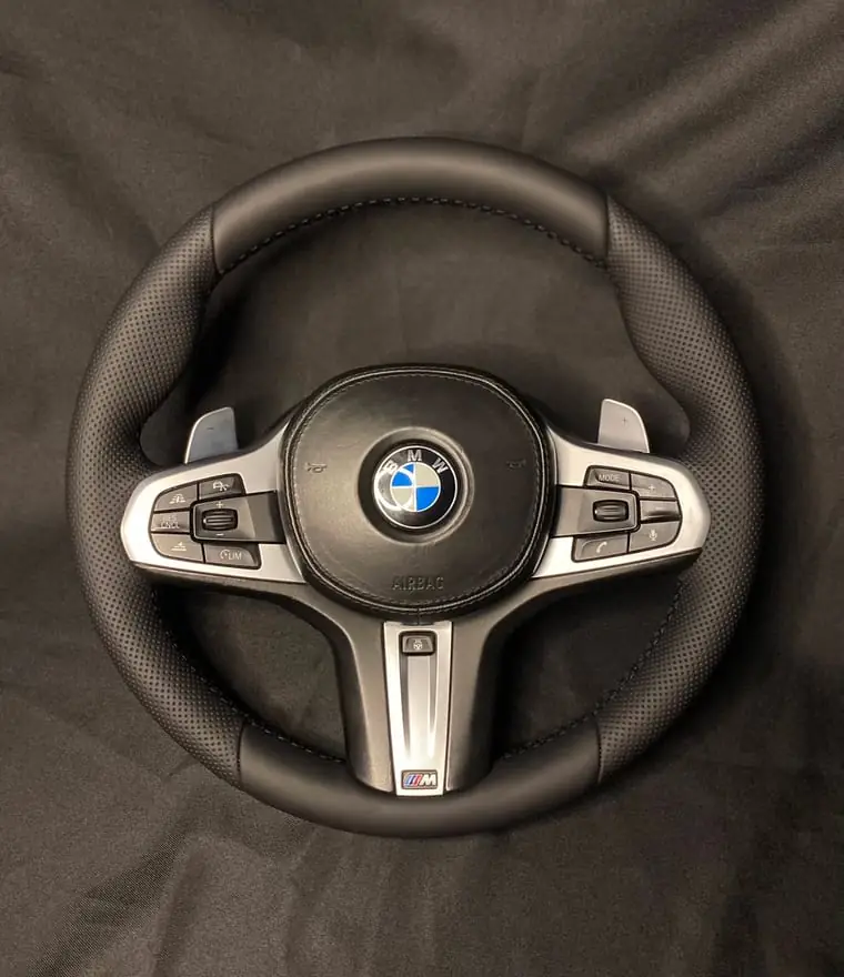 Volant BMW M restauré en cuir perforé