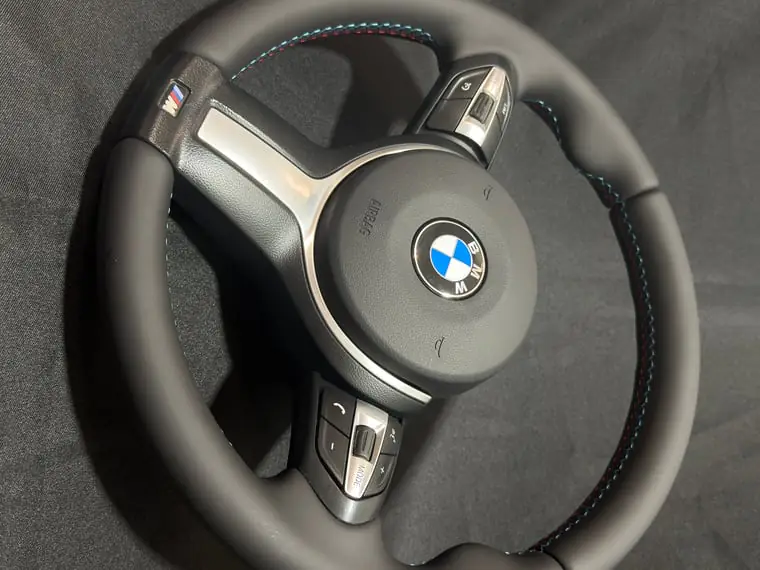 Volant BMW M restauré en cuir lisse et perforé