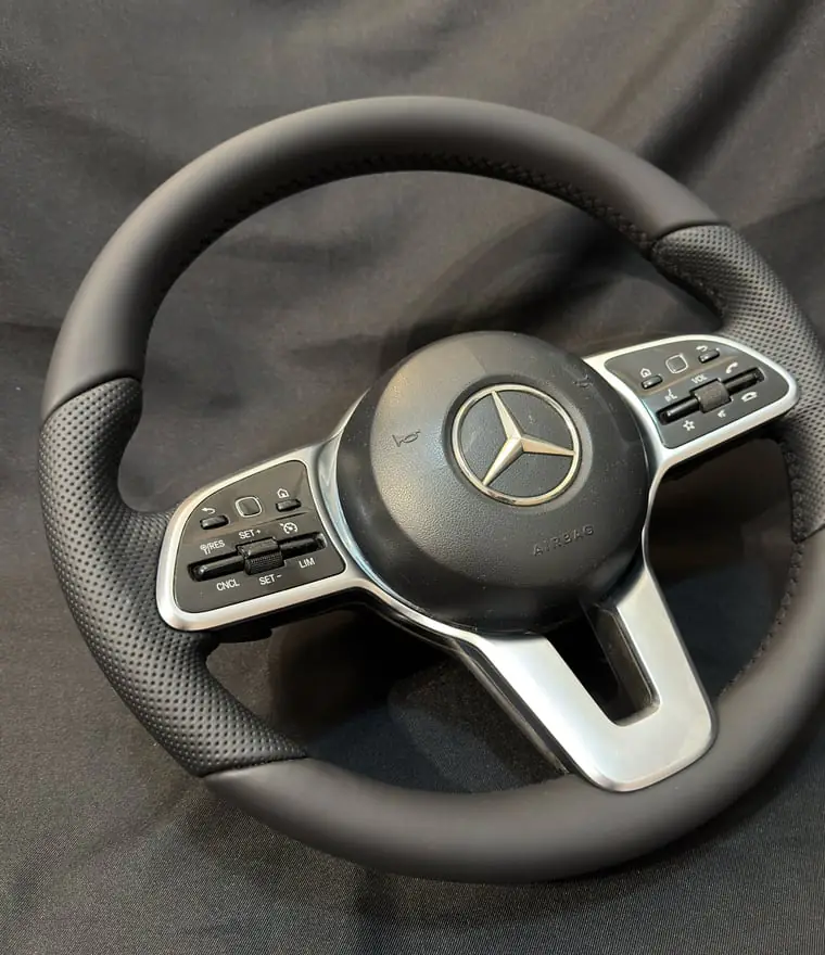 Volant Mercedes restauré en cuir lisse et perforé