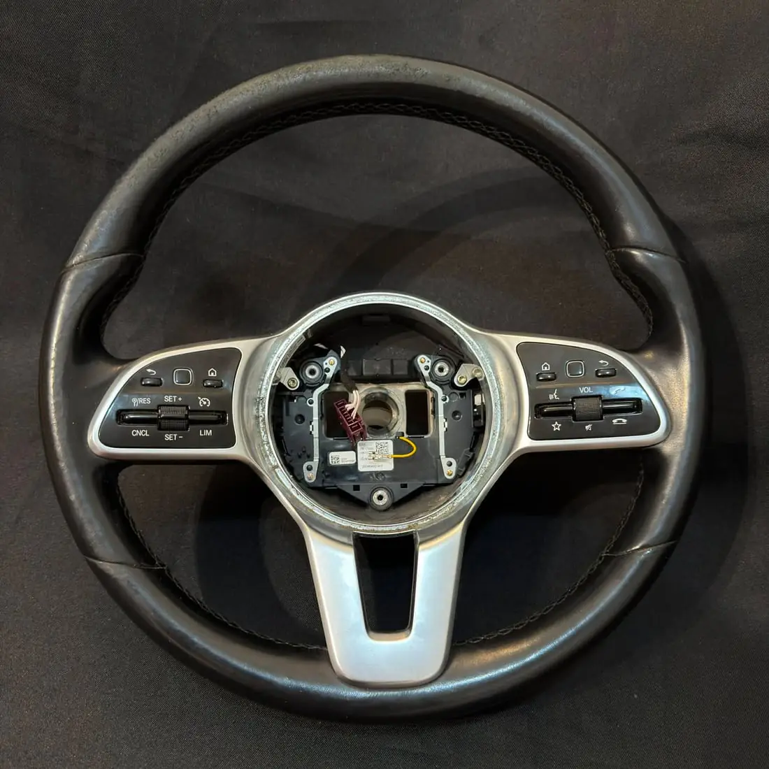 Volant Mercedes avant réfection — cuir d'origine usé, lustré et décoloré